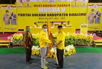 Ketua DPD II Golkar Boalemo terpilih Lahmudin Hambali saat menerima Bendera Pataka Golkar