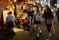 warga jepang mulai mengunjungi restoran di Tokyo (detik com)