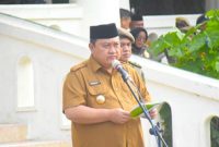 Wahyudin Moridu, Ketua Komisi III DPRD Kabupaten Boalemo yang juga Anak Darwis Moridu saat melayani masyarakat. trlgs.