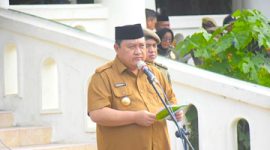 Wahyudin Moridu, Ketua Komisi III DPRD Kabupaten Boalemo yang juga Anak Darwis Moridu saat melayani masyarakat. trlgs.