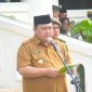 Wahyudin Moridu, Ketua Komisi III DPRD Kabupaten Boalemo yang juga Anak Darwis Moridu saat melayani masyarakat. trlgs.
