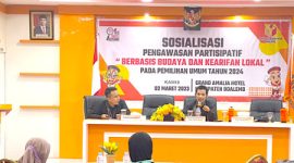 Koordinator Divisi Hukum, Pencegahan, Partisipasi masyarakat dan Hubungan masyarakat Bawaslu Kabupaten Boalemo, Yuyun Antu SE., saat memberikan materi pengawasan partisipasi. trlgs