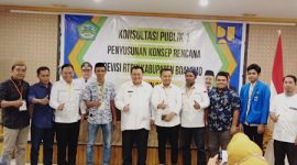 Foto bersama Bupati, Kadis PU dan Perwakilan masyarakat. ist