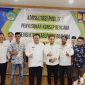 Foto bersama Bupati, Kadis PU dan Perwakilan masyarakat. ist