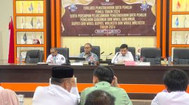 Anggota Komisioner KPU Provinsi, Sofyan Rahmola saat memberikan arahan kepada seluruh KPU Se-provinsi Gorontalo.
