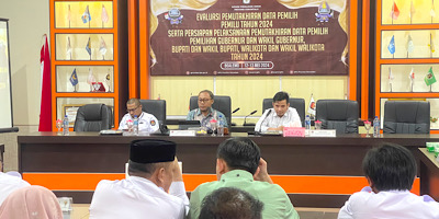 Anggota Komisioner KPU Provinsi, Sofyan Rahmola saat memberikan arahan kepada seluruh KPU Se-provinsi Gorontalo.