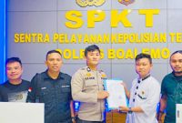 Reyn Daima  dkk saat mengadu di Polres Boalemo Jumat 3 mei 2024.