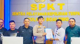 Reyn Daima  dkk saat mengadu di Polres Boalemo Jumat 3 mei 2024.