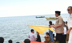 Pesisir Tapadaa Meriah, Wabup Lahmudin Hambali Buka Lomba Balap Perahu dan Panjat Pinang